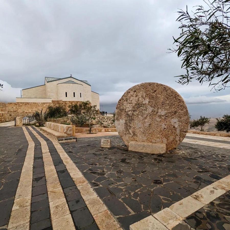 Grand Hotel Madaba Bagian luar foto